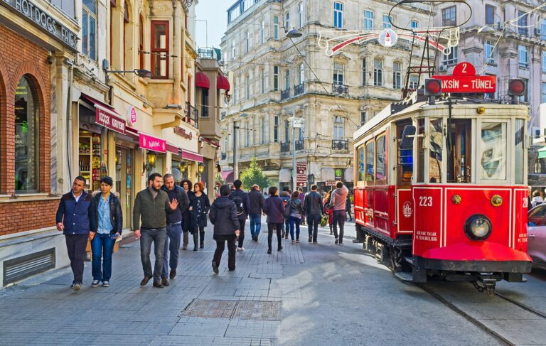 22 të vdekur dhe 16 persona në gjendje të rëndë në Turqi, konsumuan alkool të falsifikuar