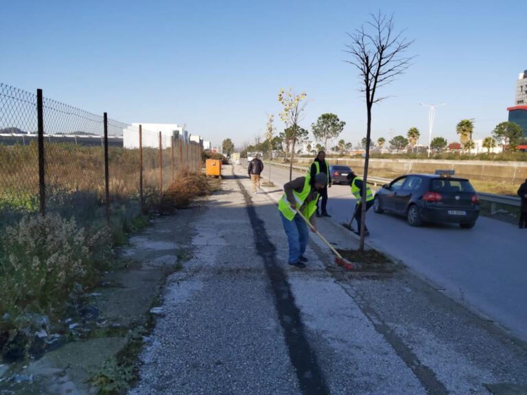Bashkia e Tiranës pastron nga plehrat autostradën Tiranë-Durrës dhe rrugën e Rinasit (FOTO)