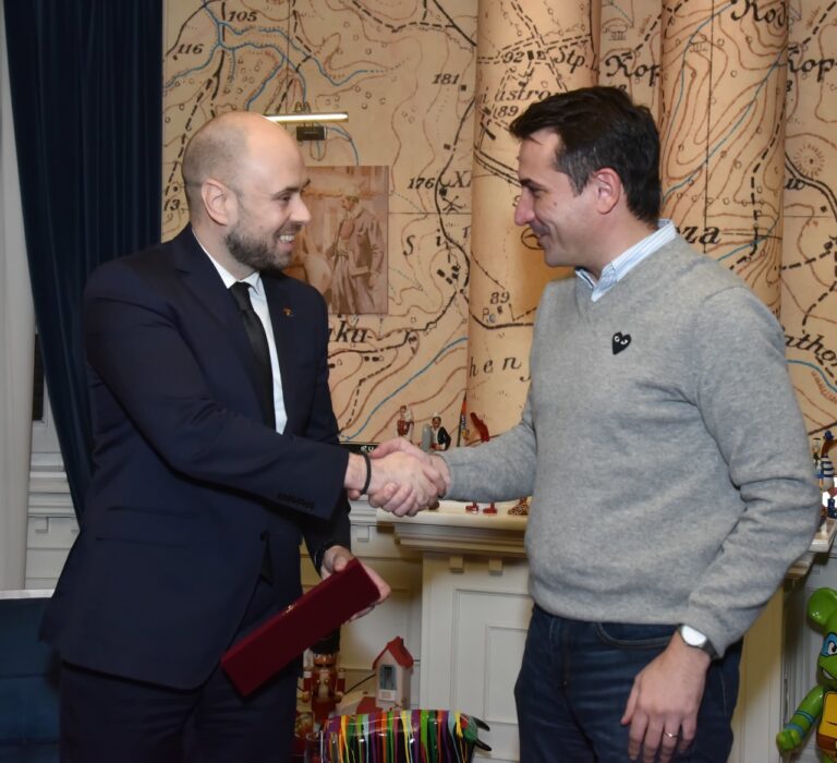 ”Kulla e Sahatit” për ministrin malazez, Veliaj: 2022 mundësi fantastike për të rritur bashkëpunimin mes të rinjve