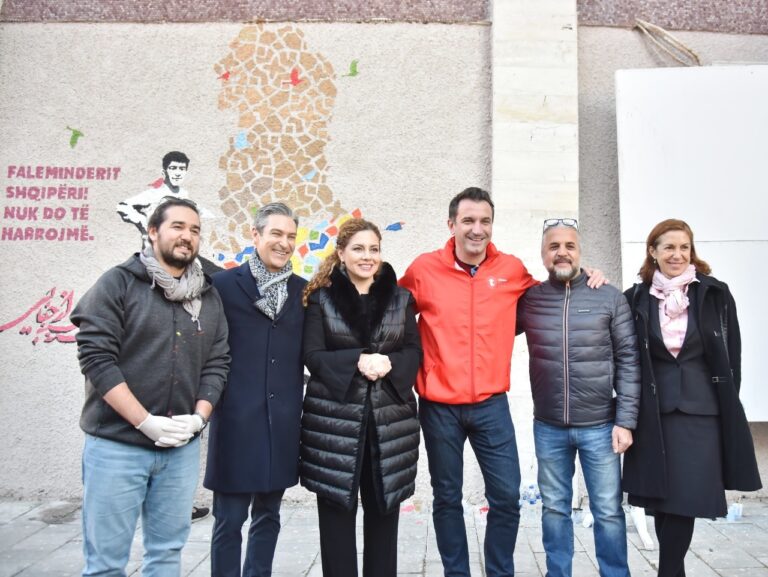 Artistët afganë falënderojnë Shqipërinë për mikpritjen, pikturojnë muralen në Tiranë/ Veliaj: Kartolina më e bukur për fundvit