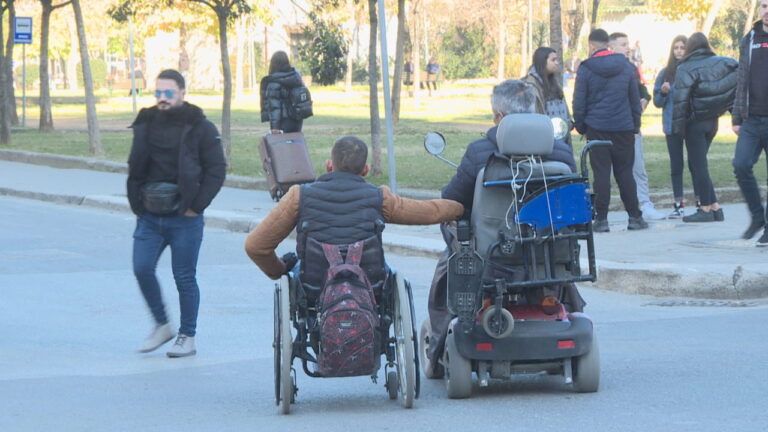 3 mijë lekë shpërblim, personat me aftësi të kufizuara: Tallje nga qeveria