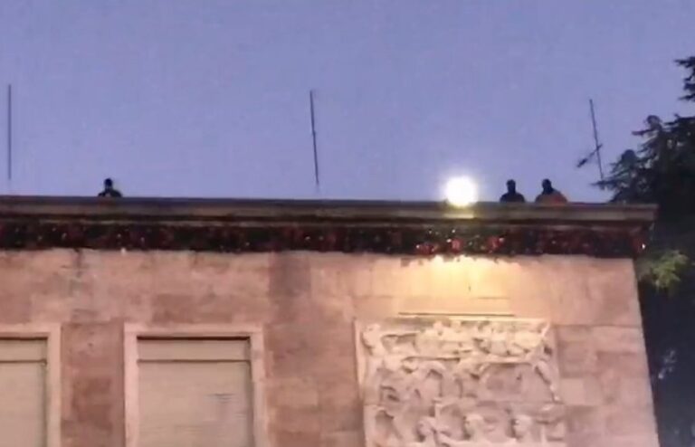 Rama nxjerr gardistët në tarracën e Kryeministrisë
