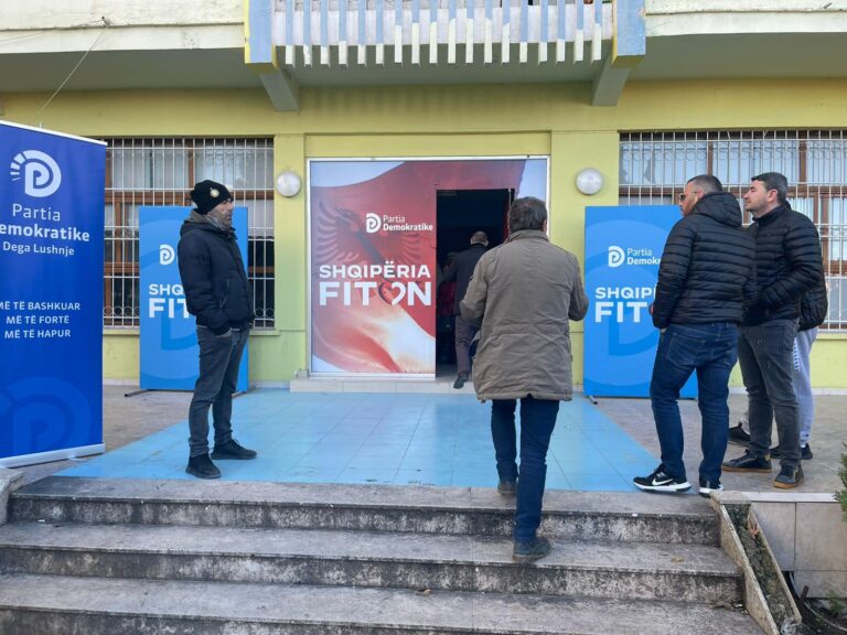 Klevis Balliu nxjerr pamjet: Demokratët vërshojnë për të votuar në referendumin historik