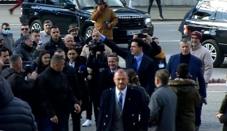Basha pritet me ovacione nga mbështetësit e tij në Kuvendin e 18 dhjetorit