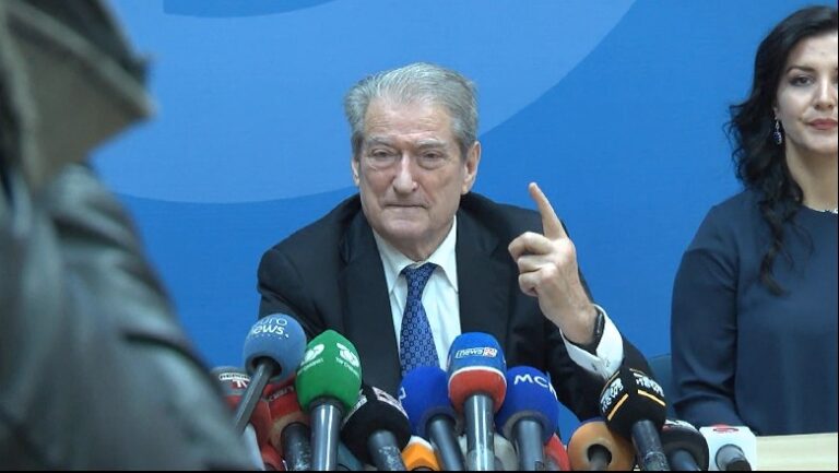 Sali Berisha në Rrëshen: As Ramiz Alia nuk guxoi ta merrte peng opozitën si Edi Rama