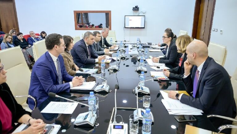 Banka Botërore paralajmëron qeverinë shqiptare se financimi i borxhit është në rrezik