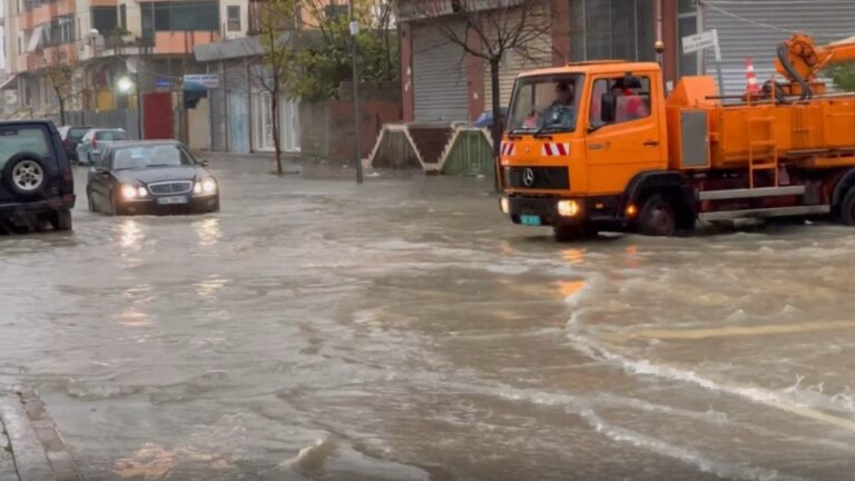 Vështirësi qarkullimi në Durrës, uji “pushton” trotuaret