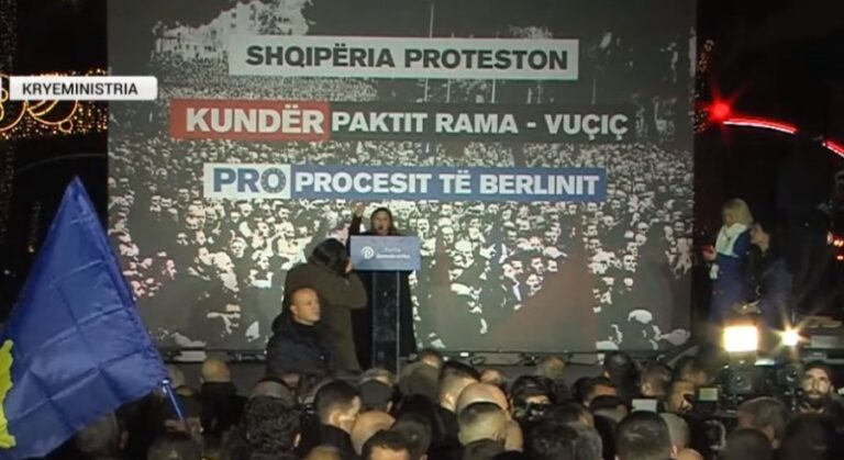 Edith Harxhi nga foltorja e protestës: Kombi në rrezik nga Rama dhe Vuçiç