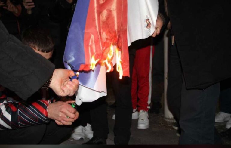 Djegia e flamujve serb në protestë, arrestohen 2 persona. Procedohen penalisht 6 të mitur
