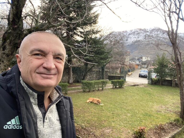 Presidenti Meta publikon foton nga Kolonja dhe uron një ditë të mbarë