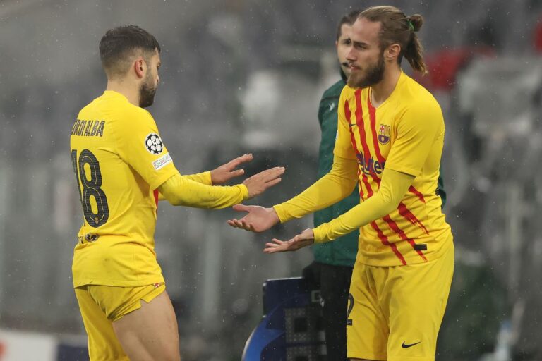 Xavi humbet dy titullarë për duelin ndaj Osasunës në La Liga