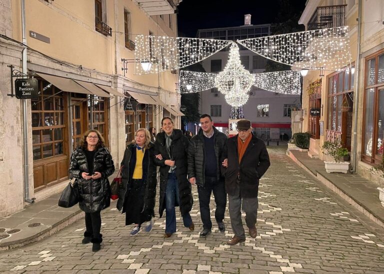 Ismail Kadare rikthehet në kalldrëmet e “qytetit të gurtë”