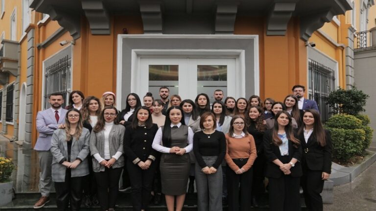 Ministrja Evis Kushi uron Ditën e Rinisë me një foto të veçantë