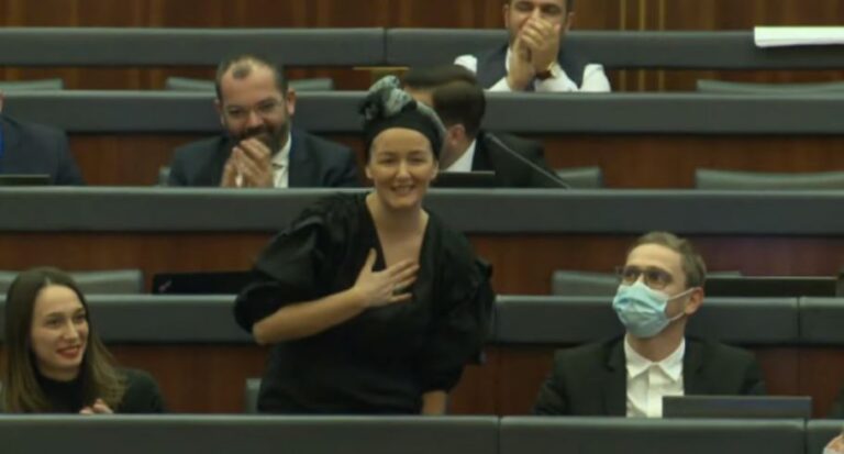 Adriana Matoshi rikthehet në Kuvend pas operacionit