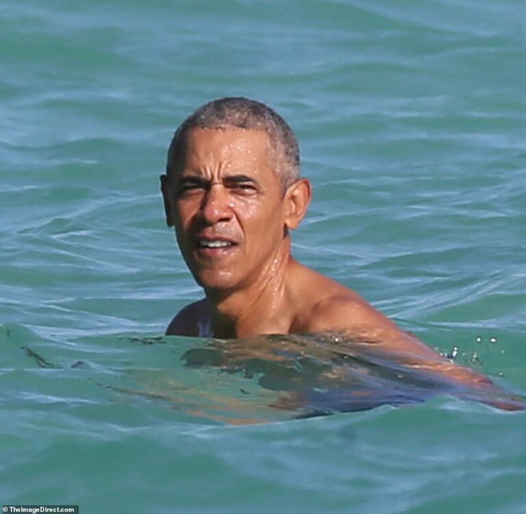 Barack Obama nis pushimet e Krishtlindjeve me familjen në Hawaii, fotografohet duke shijuar detin dhe diellin