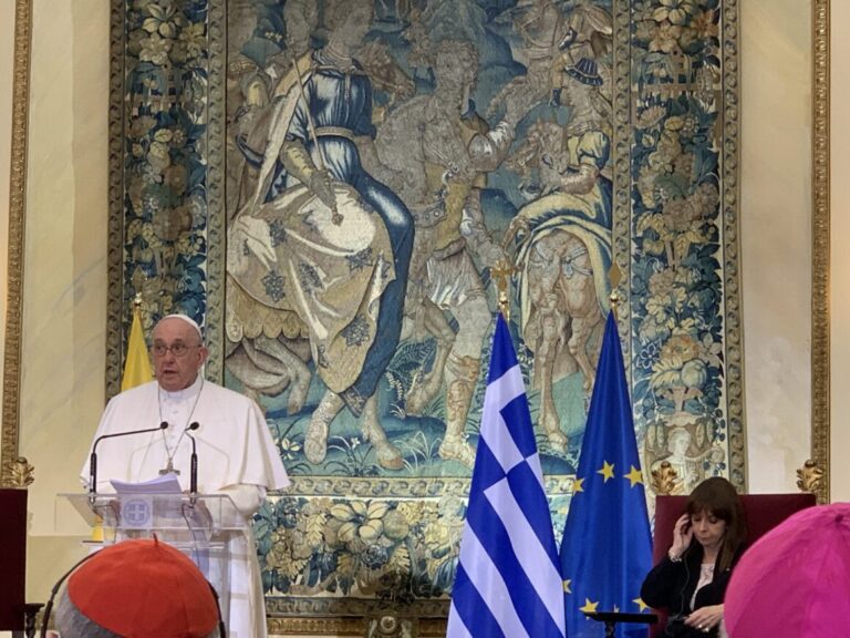 Prifti ortodoks grek sulmon Papa Françeskun: Je heretik