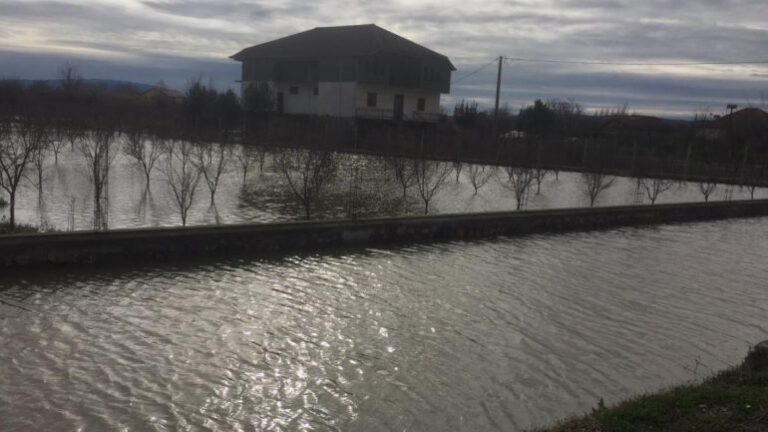 1400 hektarë tokë e përmbytur në Shkodër, rruga e Obotit e kalueshme vetëm për mjetet e ushtrisë
