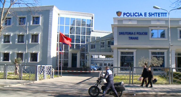 Merrnin 10-30 mijë lekë për xhamat e zinj. Policia zbardh skemën, si bashkëpunonin zyrtarët e Transportit Rrugor dhe mjeku