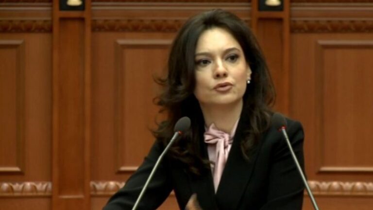 Elisa Spiropali sulmon Berishën dhe thumbon Bashën në Kuvend