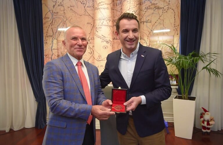 100-vjet Kryqi i Kuq Shqiptar, Erion Veliaj jep medaljen “Mirënjohja e Qytetit” për shoqatën humanitare