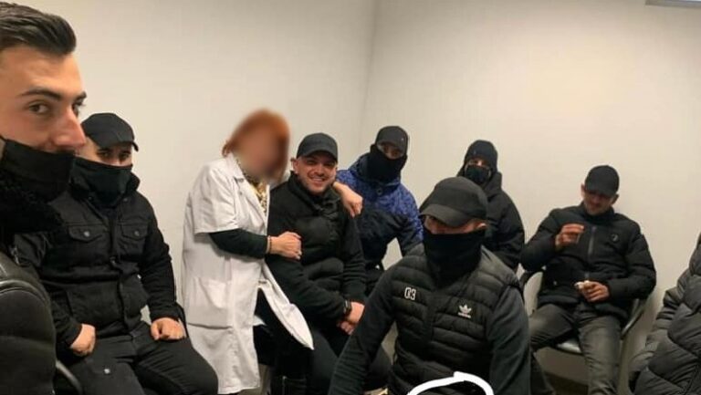 Komisioni i Rithemelimit i PD nxjerr foton: Njerëz me maska të zeza e të armatosur brenda në seli