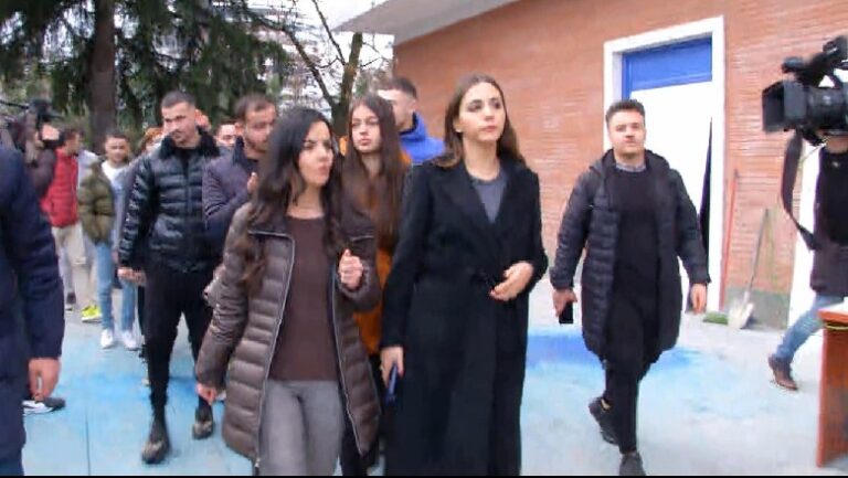 Të rinjtë mbështetës të Berishës, rikthehen në selinë e PD