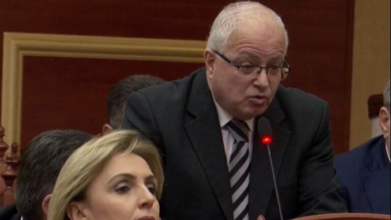 Debate të forta në Kuvend që në nisje të seancës! Balla përplaset me Edmond Spahon