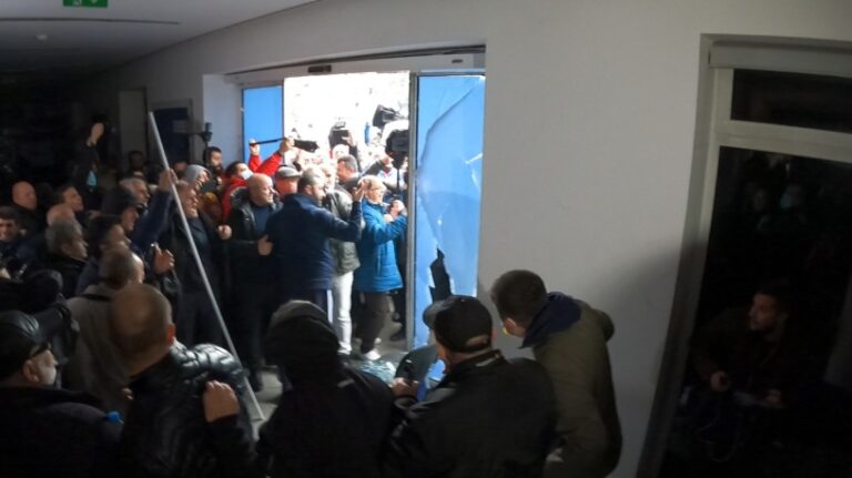 Ekskluzive/ Protestuesit hapin dyert brenda selisë së PD-së: O Sali o hero gjithë Shqipëria ty të do”