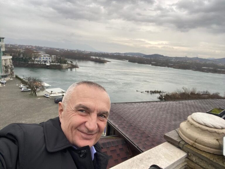 Meta sfidon acarin, foto në vendin ku bashkohen Buna dhe Drini: Ju uroj një të diel të bukur