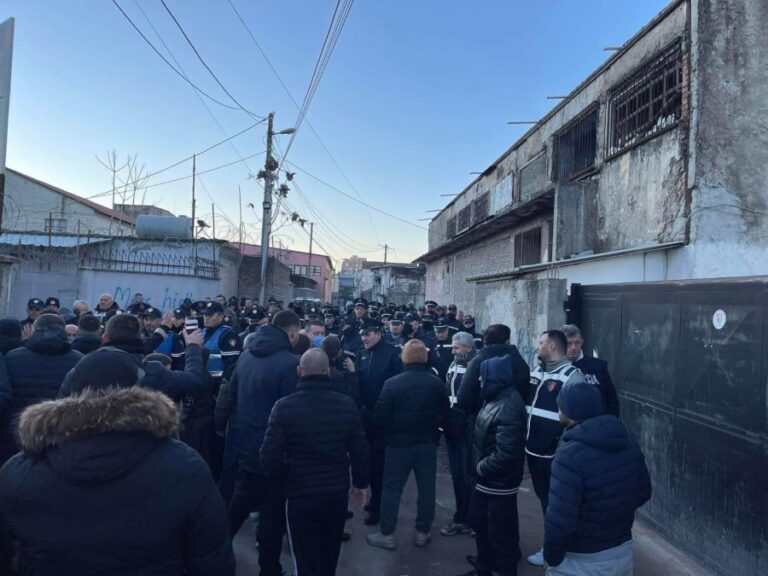 LSI: Terror i shtetit hajdut e mafioz mbi banorët e ndërtesave te 5 Maji (VIDEO)
