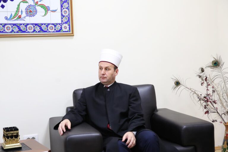 Spahiu mesazh besimtarëve myslimanë: Zoti na e pastë pranuar agjerimin, nesër kemi festën e Fiter Bajramit