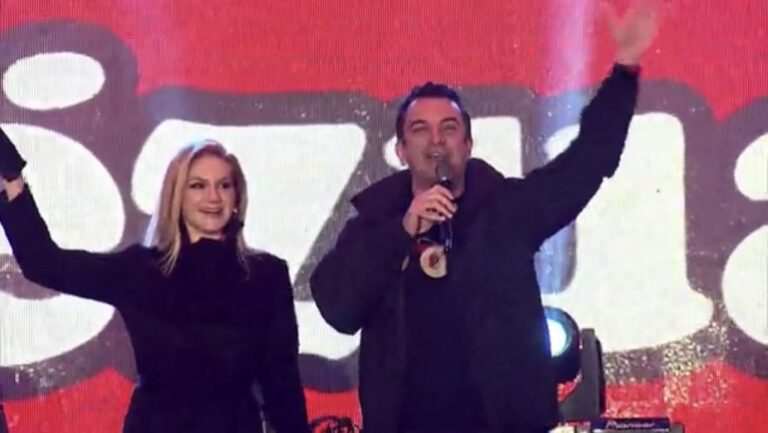 3, 2, 1… Gëzuar 2022! Veliaj uron nga Sheshi “Skënderbej” Vitin e Ri 2022: Ky është momenti i Tiranës