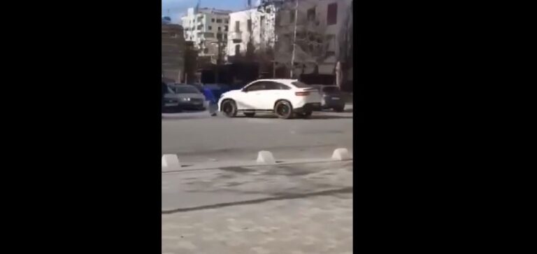 Ndodh në Vlorë/ Tenton t’i përplasë me makinë, të rinjtë i kthehen shoferit me thikë në dorë