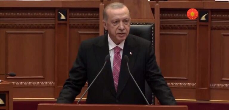 Erdogan flet në Kuvendin e Shqipërisë: Largoni FETO-n, rrezikoni të njëjtën gjë si Turqia