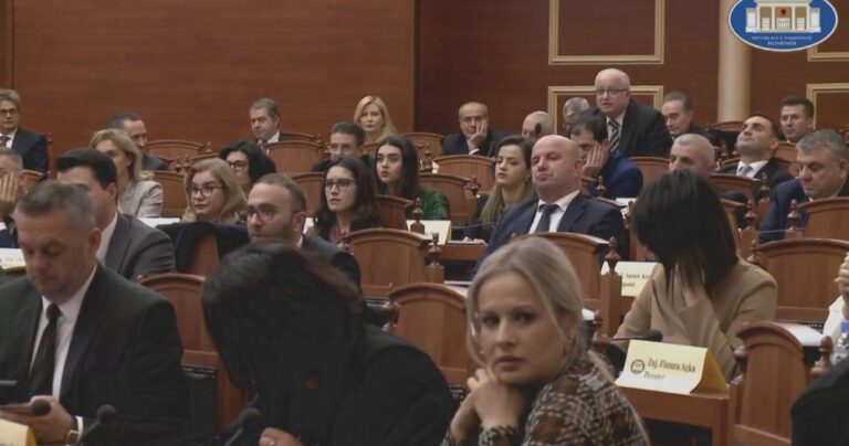 Nga oborri i PD-së në Kuvend, demokratët vijojnë sherret mes tyre