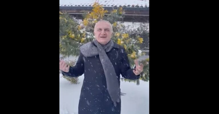 Presidenti Meta shfaqet mes borës në Korçë, reciton vargjet e Naimit: Si trimi në ball u sule…