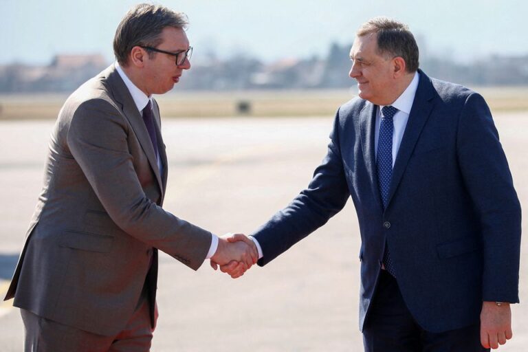 Vuçiç sfidon SHBA-në: Nuk i zbatojmë sanksionet ndaj Dodik