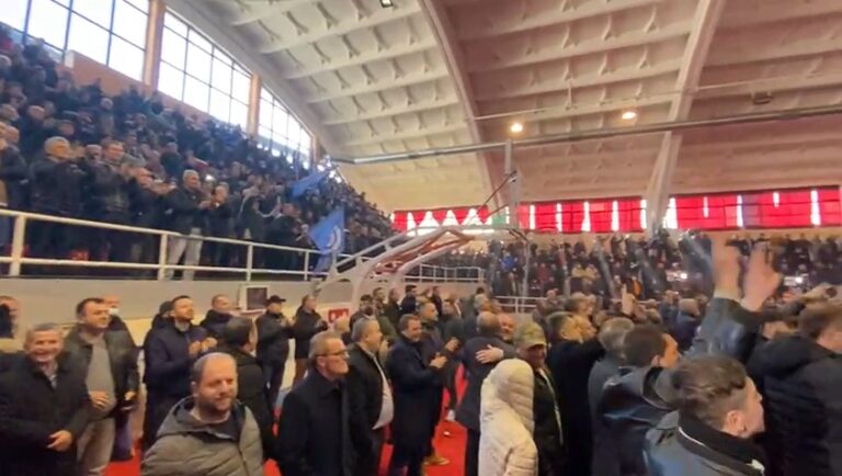 Berisha në Shkodër, pritet me ovacione nga qindra demokratë (VIDEO)