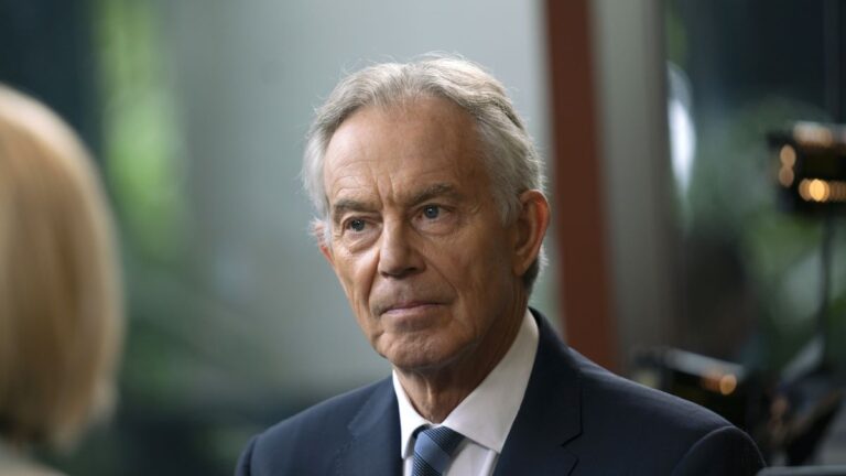 Ish-kryeministri britanik Tony Blair, nderohet nga Mbretëresha me titullin “sir”