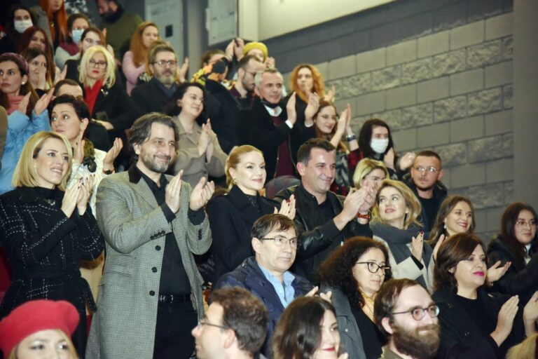 Nis vizita e kryetarit të Komunës së Prishtinës në Tiranë, Rama dhe Veliaj ndjekin një shfaqje në Teatër