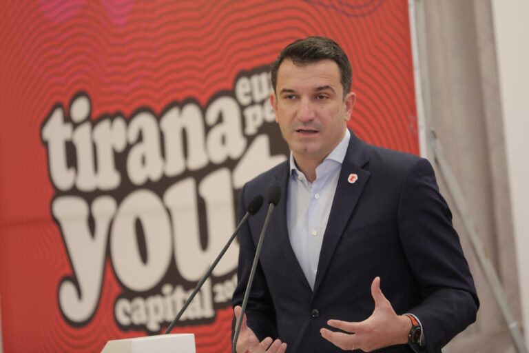 Veliaj u përgjigjet kompanive të ndërtimit: I qëndroj vendimit, kamionët dhe betonieret do lëvizin natën
