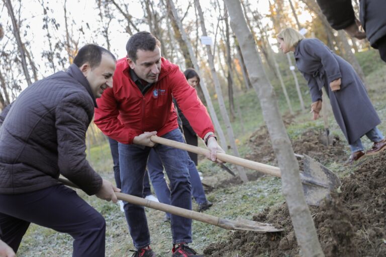 Veliaj mbjell pemë: Një hapësirë e re i shtohet Parkut të Liqenit