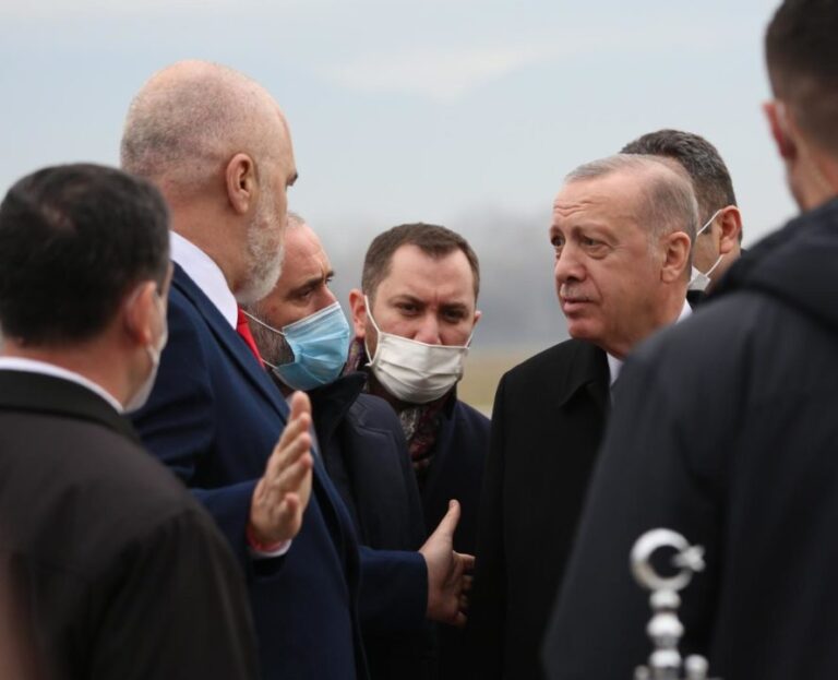 Kronikë/ Kërkesa për anëtarët e FETO-s, Rama: Nuk i kemi borxhe Erdoganit