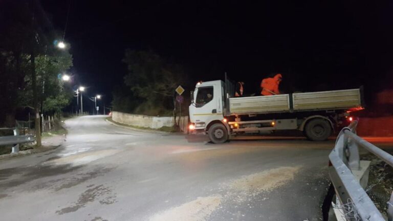 Temperaturat nën zero, Bashkia e Tiranës hedh skorie gjatë natës (FOTO)