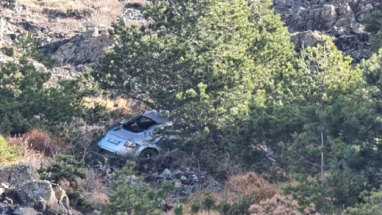 Aksident i rëndë në Mat! Makina del nga rruga dhe përfundon në kanal, humb jetën shoferi