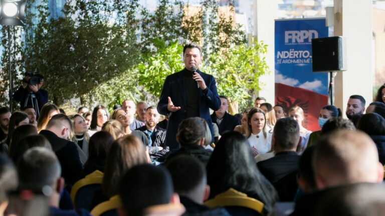 Edhe Basha paska njerëz pas vetes
