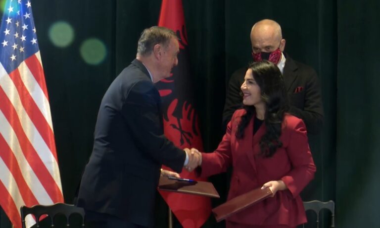 Shqipëria firmos marrëveshjen për sigurinë kibernetike me kompaninë e ish-gjeneralit të NATO-s