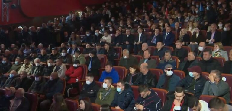 LIVE/ Nis takimi i Bashës me degën e PD në Fier, përplasje mes demokratëve