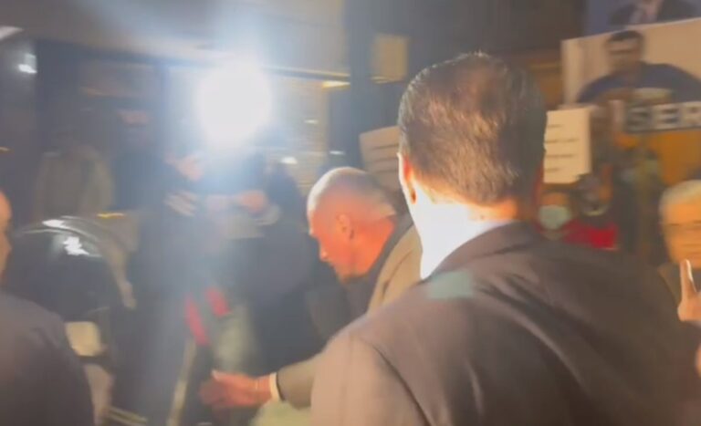 Basha pritet sërish me protesta në një takim në Tiranë
