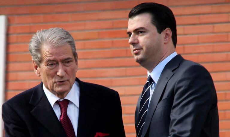 Macron foli për pezullimin e vizave, Berisha dhe Basha ”bëhen bashkë” për Kosovën: Politikë e gabuar